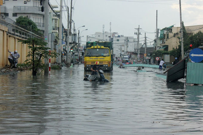 TP.HCM[-]lại[-]ngập[-]vì[-]mưa,[-]dân[-]lại[-]khổ